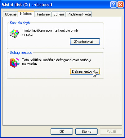 Záložka s možností defragmentace disku C: ve Windows XP