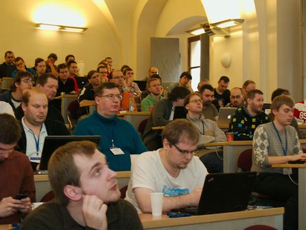 Účastníci konference sledují přednášku Pavla Stěhuleho o poolingu spojení