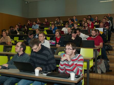Účastníci konference sledují přednášku o otevřených datech