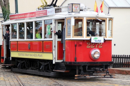 Příjezd účastníků historickou tramvají (foto © SUSE)