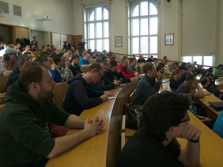 Účastníci InstallFestu sledují přednášku v Zengerově posluchárně﻿