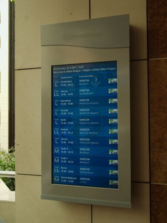 Program zobrazený na panelech v hotelu