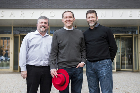 Popis obr.: James Whitehurst (uprostřed) s Paulem Cormierem a Timem Yeatonem při své návštěvě R&D centra Red Hat a Masarykovy Univerzity v Brně..jpg