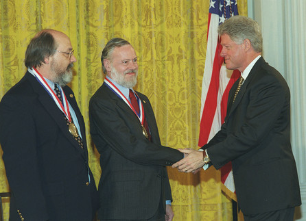 Pánové Ritchie (uprostřed) a Thompson při přebírání Národní medaile za technologii
