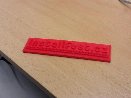 Plastické logo InstallFestu vytištěné na 3D tiskárně