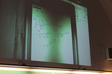 Asus Eee Note zobrazený na projektoru, aby ho všichni v sále viděli