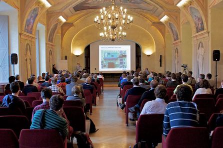 Sál naplněný účastníky konference