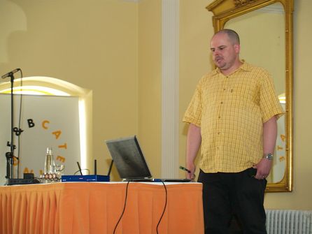 V pravé ruce Pavla Bašty vidíte zařízení Teensy. Že nelze počítač „zavirovat“ přes USB? Velký omyl!