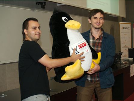 Hlavní organizátor Petr Hodač předává tučňáka šťastnému výherci