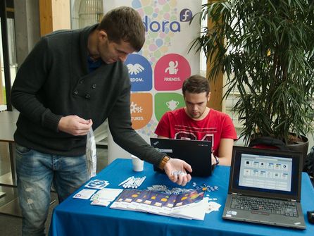 Konference OpenAlt: naši autoři Jiří Eischmann (vlevo) a František Zatloukal, zde „ve službách“ linuxové distribuce Fedora