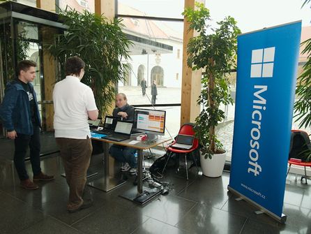 Stánok spoločnosti Microsoft na „linuxovej“ konferencii OpenAlt