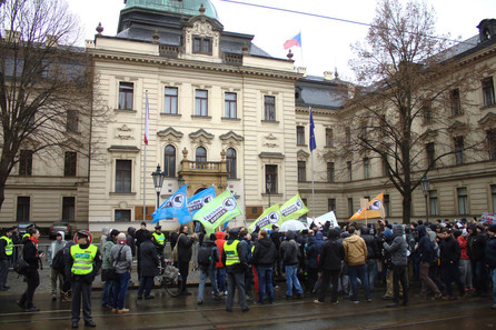 Demonstranti u Strakovy akademie (zdroj: TZ České pirátské strany)