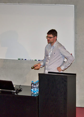 Tomáš Hála při své přednášce na konferenci Internet a Technologie 16﻿