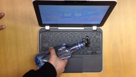 Chromebook CTL NL6 se chlubí i odolností vůči vodě (snímek z videa, CTL Spain)