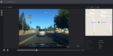 Zobrazení ulice v kalifornském městě Campbell (všimněte si rozostřené registrační značky auta)