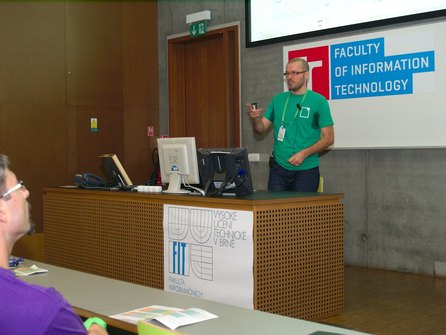 Eric Ficheux při své přednášce o migraci na LibreOffice