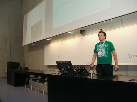 Michal Hrušecký při své přednášce o routeru Turris Omnia
