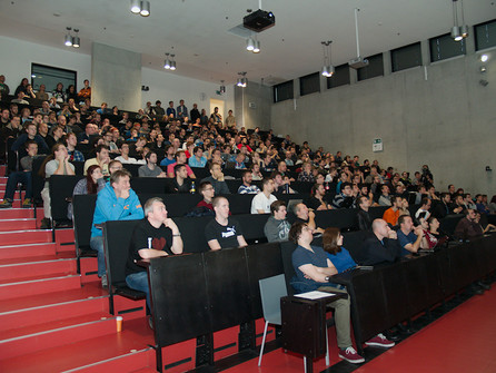 Účastníci konference sledují přednášku