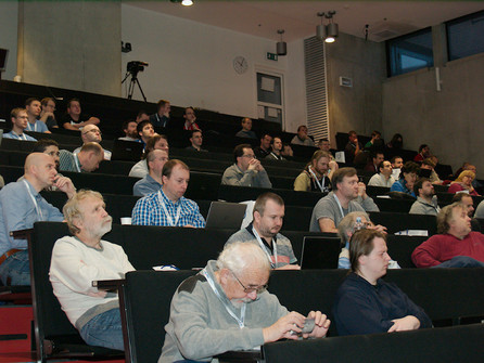 Účastníci konference sledují přednášku