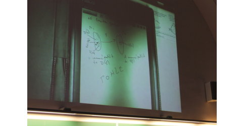 Asus Eee Note zobrazený na projektoru, aby ho všichni v sále viděli