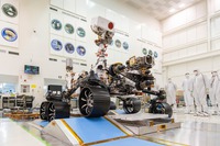 Příprava roveru Perseverance v prostorách Jet Propulsion Laboratory v Pasadeně