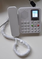Telefón položený na stole