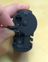 Pohled na konektory USB a HDMI pod gumovými zátkami